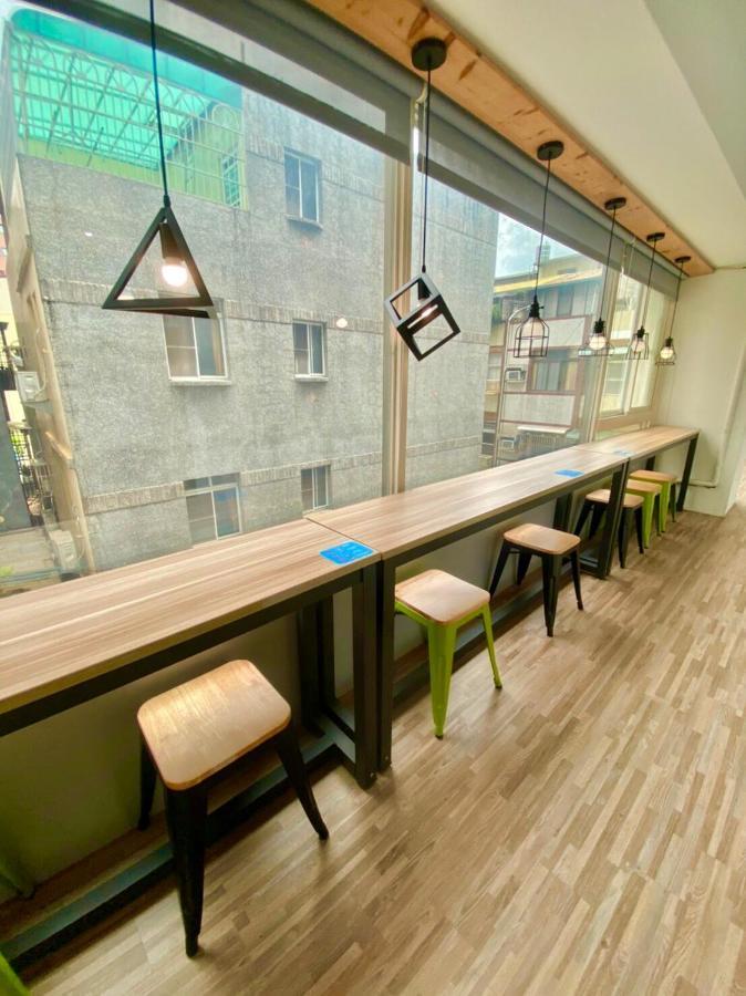 גאושיונג Flyinn Hostel מראה חיצוני תמונה